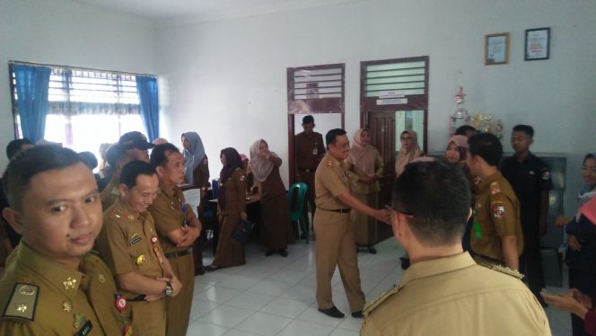 
 Foto RIA
Caption : Sekkab Lampura H. Sofyan bersama tim GDN saat melakukan Sidak ke kantor Diskominfo, Senin (6/5).