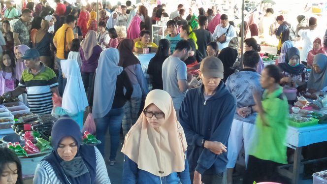 
 Foto cw9  Caption : Suasana pasar beduk ramadan tampak terlihat ramai dikunjungi oleh pengunjung dihalaman Taman Olah Seni Kotabumi.
