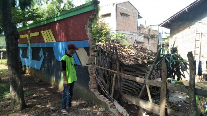 
 Foto CW9
Caption : Tampak salah satu sisi bagian tembok yang roboh di sekitar taman bundaran tugu Payan Mas Kotabumi, Senin (6/5).       