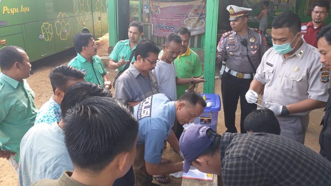 
 Foto : Dok Satres Narkoba Polres Lampura
Caption : Sejumlah sopir Bus, dilakukan tes urine secara mendadak. Foto disalah satu full bus AKDP di Kelurahan Kelapa Tujuh Kotabumi, Selasa (21/5).
