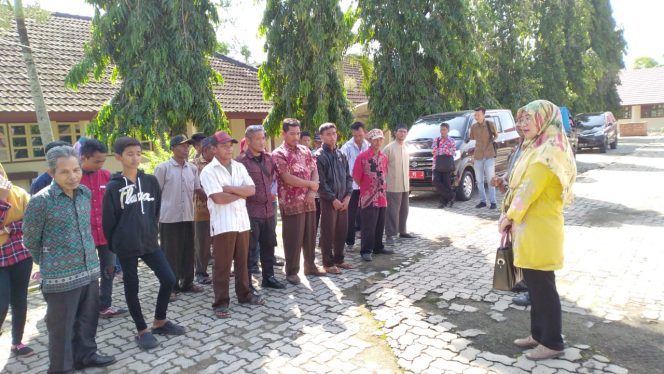 
 Foto IST
Caption : Kabid PAUD Dikmas Disdikbud Lampura Yeni Sulistina saat memberikan pengarahan kepada Peserta ujian Paket B di Sanggar Kegiatan Belajar.