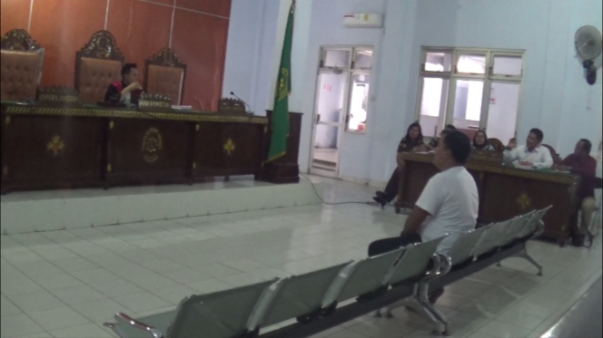 
 Foto IST :  Caption Foto : Anggota Kepolisian Lampura Saat Menjadi Saksi dDi Pengadilan Negeri Kotabumi Kamis (13/6)