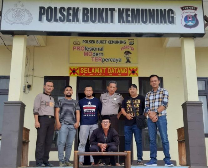 
 FOTO IST
Caption : Dukun cabul saat diamankan di Mapolsek Bukitkemuning.
