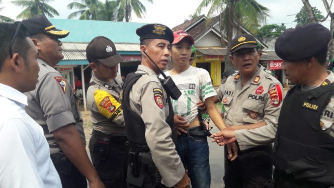 
 Foto Ferdani
Cation : Seorang pemuda asal Kecamatan Sungkai Barat, diamankan petugas karena kedapatan membawa sebilah pisau sangkur dipinggangnya, Senin (17/6).  
