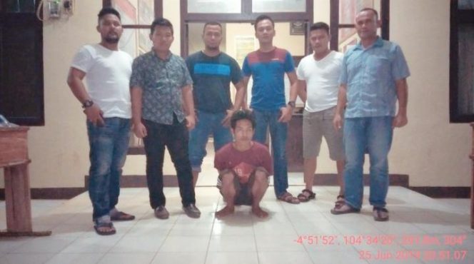 
 Foto : Polsek Bukitkemuning
Caption : DPO curas saat diamankan di Mapolsek Bukitkemuning Selasa(25/6).