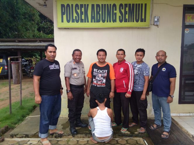
 Foto : Polsek Abung Semuli
Caption : Kapolsek Abung Semuli AKP Tarwidi beserta jajarannya, saat ekspos hasil tangkapannya, Rabu (12/6).