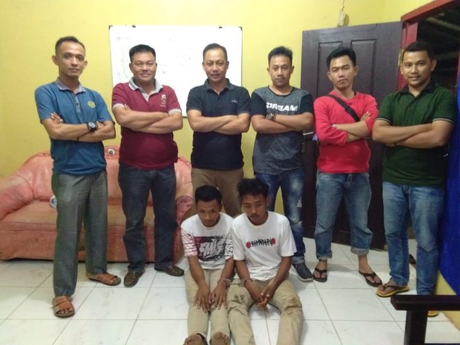 
 Foto : Polsek Sungkai Utara  Caption : 2 Tersangka pencabulan terhadap pelajar SMP saat diamankan di Mapolsek sungkai Utara.
