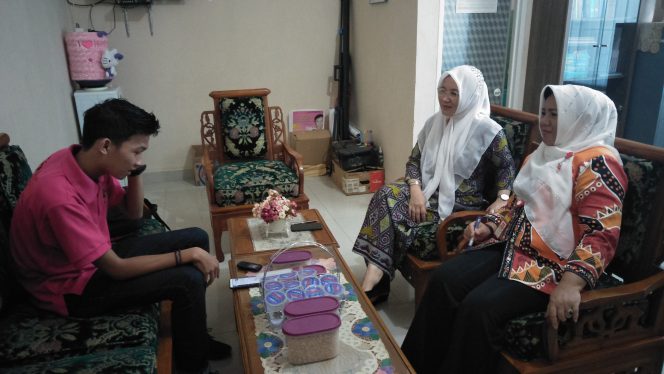 
 Foto cw9
Caption : Tien Roestina, Sekretaris DisidukcapilKabupaten Lampura ditemani salah seorang Kabid saat tengah diwawancarai oleh wartawan terkait sidang isbat nikah di ruang kerjanya, Jumat(21/6).