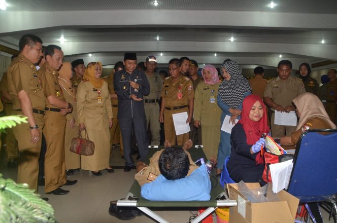 
 Foto RIA
Caption 1 : Bupati Lampura Hi. Agung Ilmu Mangkunegara melihat secara langsung prosesi Sunatan Masal di Aula Tapis, kemarin(18/6).
Caption 2 : Bupati Lampura Hi. Agung Ilmu Mangkunegara saat melihat peserta donor darah dalam kegiatan Bhakti Sosial, Selasa (18/6).