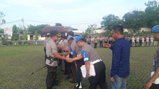 
 Foto Humas Polres Lampura 
Caption : Kapolres Lampura AKBP Budiman Sulaksono saat menggelar halal bihalal bersama seluruh jajarannya, Selasa (11/6).