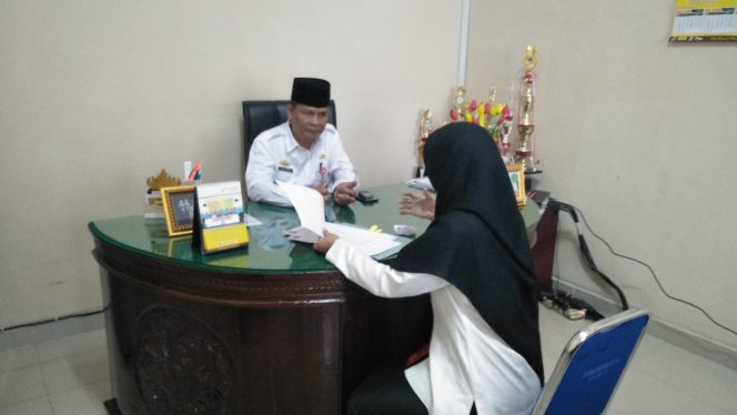 
 Foto cw9
Caption : Kepala Dinas Disdukcapil Lampura sesaat sebelum diwawancarai Radar Kotabumi terkait persoalan blangko e-KTP di ruang kerjanya, Rabu (19/6).  