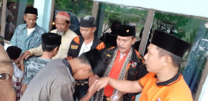 
 Caption : Ketua MPC PP Lampura Hj. Syahilun HF(kedua dari kanan), saat membagikan tali asih kepada para yatim Piatu, Sabtu(1/6).  Foto Riduan 