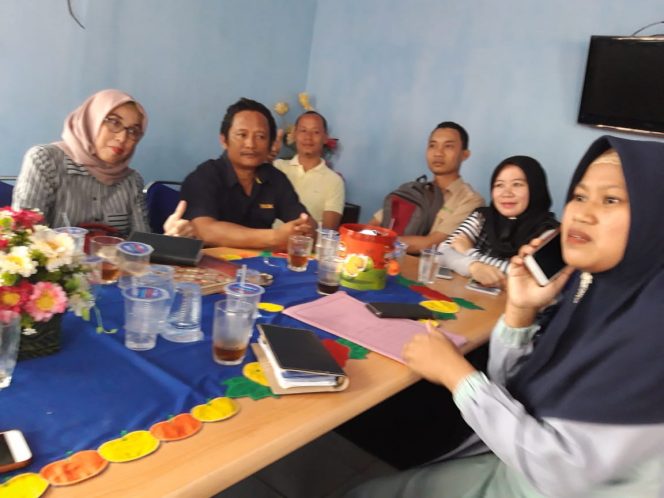 
 Foto IST
Caption : Para Pendamping BPNT Lampura saat mengikuti rakor di Kantor Dinsos Lampura, Sabtu(29/6).
