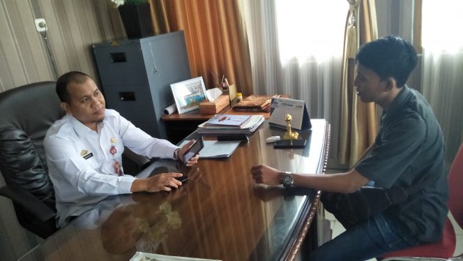 
 Foto cw9
Caption : Kepala Badan Kepegawaian dan Pengembangan Sumber Daya Manusia (BKPSDM), Abdurahman saat tengah diwawancarai terkait penerimaan CPNS dan PPPK tahun 2019 di ruang kerjanya, Rabu (19/6).
