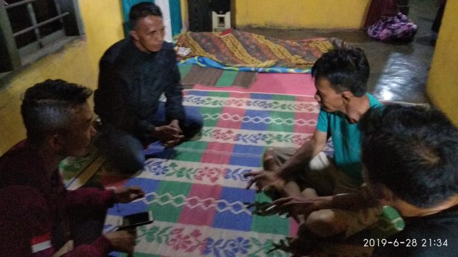 
 Foto Ferdani
Caption : Keluarga korban yang diduga tewas akibat tergelincir di sungai saat diwawancarai awak media.
