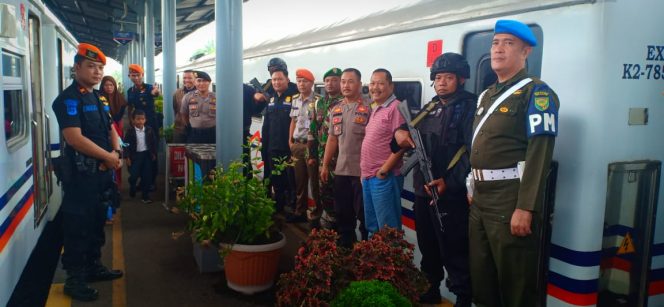 
 Foto : Humas Polres Lampura
Caption : Wakapolres Kompol Zulkarnain beserta tim gabungan TNI Polri, saat foto bersama usai melaksanakan giat pengamanan di Stasiun KAI Kotabumi, foto dibidik Sabtu (8/6).