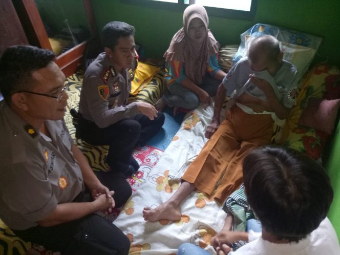 
 Foto : Polres Lampura
Caption : Kapolres Lampura AKBP Budiman Sulaksono saat anjangsana di kediaman anggota purnawirawan TNI-POLRI, dalam rangka HUT BHayangkara ke 73, Senin (24/6).