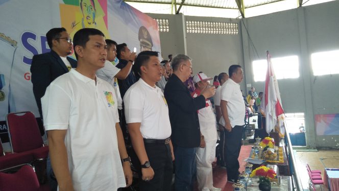 
 Foto cw9
Caption : Penjabat (Pj) Sekretaris Daerah Kabupaten(Sekdakab) Lampura, bersama jajaran forkopimda saat membuka open tournament SB Cup 2019 di GOR Sukung Kotabumi.