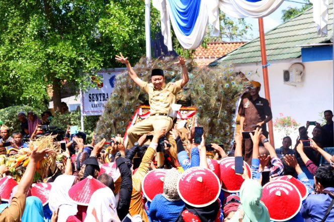 
 Foto RIA
Caption : Bupati Lampura Hi. Agung Ilmu Mangkunegara diarak warga dengan menaiki kesenian reog, dalam pawai budaya dan kendaraan hias HUT Lampura ke 73, Senin (24/6).
