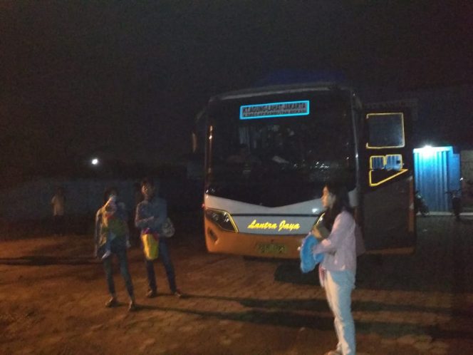 
 Sejumlah penumpang Bus Lantra Jaya, saat terdampar di Halaman Kantor Radar Kotabumi, Minggu(9/6) pukul 23.53 WIB. Foto Heri Maulana/Radar Kotabumi 