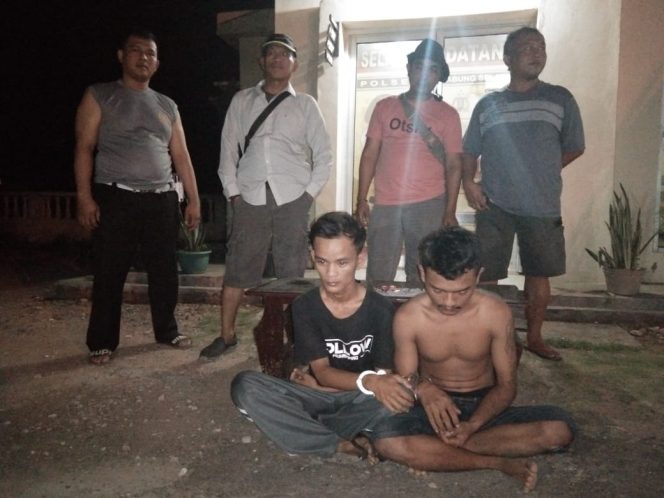 
 Foto : Polsek Abung Selatan amankan 2 pecandu narkoba
Caption : Edi Saputra dan Hari Wijaya, tampak tertunduk lesu saat diamankan di Mapolsek Abung Selatan.
