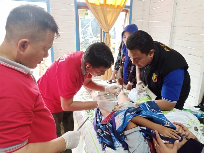 
 Foto : Humas Polres Lampura
Caption : Personil Kesehatan Polres Lampura saat mengkhitan anak kurang mampu dalam rangka HUT Bhayangkara ke 73, Rabu (26/6).