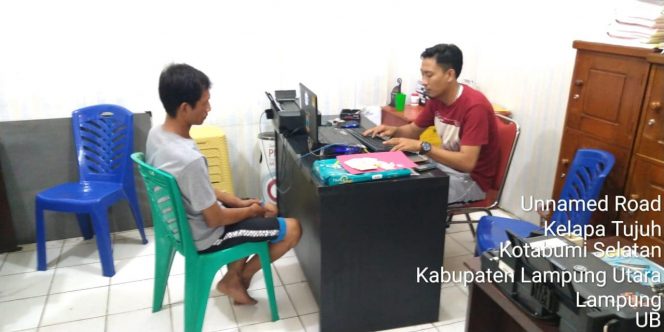 
 Foto : Sat-res Narkoba Polres Lampura
Caption : Tersangka Hairul saat menjalani pemeriksaan di ruang unit Narkoba, Senin(10/6).