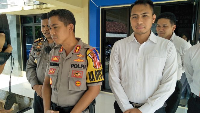 
 Foto cw9
Caption : Kapolres Lampura AKBP Budiman Sulaksono, didampingi Kasat Lantas AKP. M. Yani Endang, dan Kasat Reskrim AKP. M. Hendrik Aprilianto saat diwawancara terkait hasil Ops Ketupat 2019, di Mapolres setempat, Rabu (12/6).