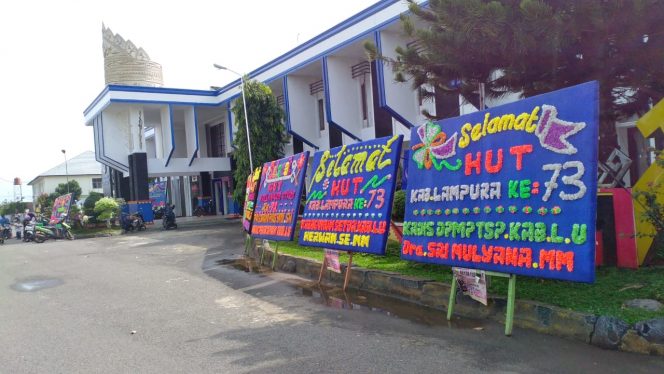 
 Foto RIA
Caption : Nampak banyak karangan bunga ucapan HUT Lampura ke 73 berjejer di kantor Pemkab Lampura, Minggu (16/6).
