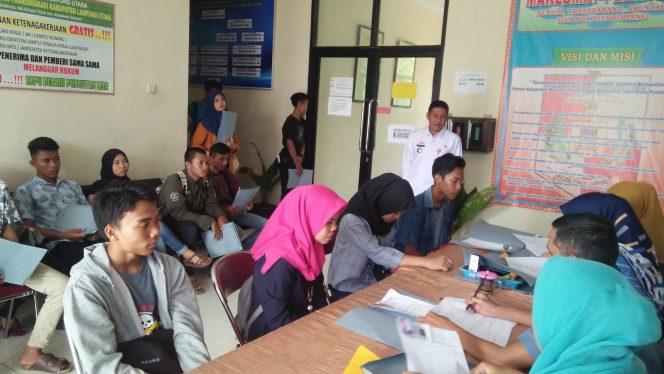 
 Foto RIA
Caption : Kepala Disnakertrans Lampura Khairul Anwar saat melihat proses pembuatan Kartu Kuning, Rabu (12/6).