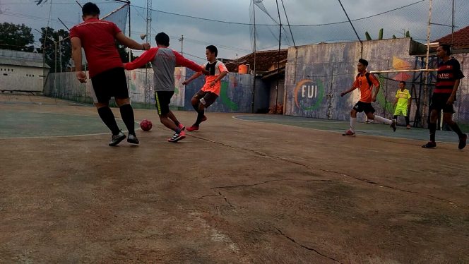 
 Foto Riduan
Caption : Anggota PWI Lampura sedang berlatih di lapangan futsal Matahari Kelurahan Sri Basuki, Rabu (19/6).
 
