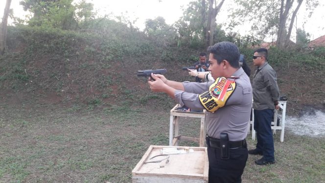 
 Foto : Humas Polres Lampura
Caption : Kapolres, Dandim dan Kajari saat latihan tembak bersama, di lapangan tembak Polres Lampura, Selasa(25/6) petang.