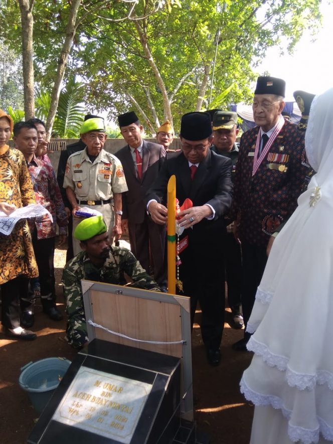 
 Foto IST
Caption : Wabup Lampura Hi. Budi Utomo, bersama Ketua LVRI Lampura H. Saleh Ahmad saat memancangkan bambu runcing di salah satu makam pahlawan yang terdapat di Kalidoni, Kelurahan Kotabumi Ilir.