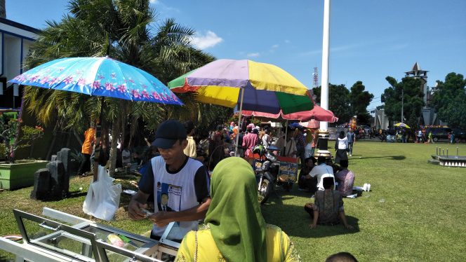 
 Foto cw9
Caption : Para pedagang makanan dan minuman terlihat berjualan di halaman kantor  Pemkab pada puncak rangkaian HUT Lampura ke-73, Senin (24/6).
