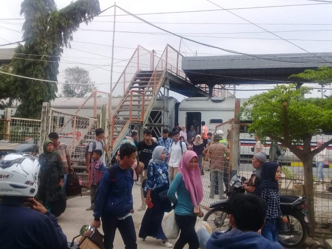 
 Foto RIA
Caption : Tampak penumpang KRD saat turun dari Kereta di Stasiun Kotabumi, Rabu (12/6).