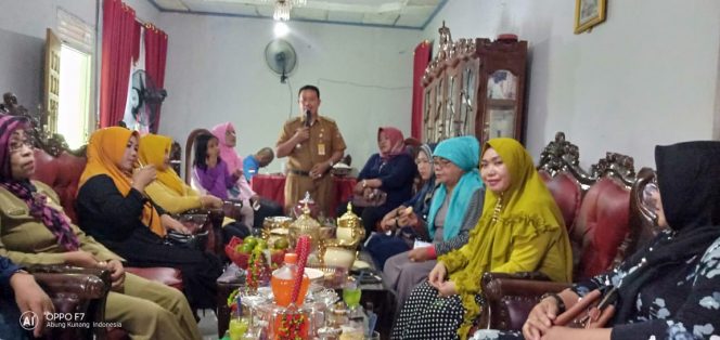 
 Foto IST
Caption : Camat Abungkunang H. Sukatno, S.H., saat memimpin rakor, terkait rencana pelaksanaan kegiatan pawai budaya.   