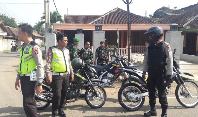 
 Foto Fahrozy Irsan Toni/RNN
Caption : Personel TNI-Polri di Lampung Utara menggelar patroli bersama di sejumlah titik rawan kriminalitas