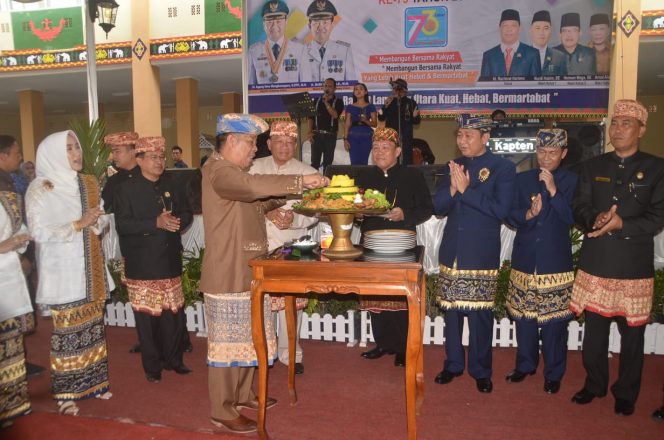 
 Foto CW9/Radar Kotabumi
Caption : Ketua DPRD Lampura Hi. Rachmat Hartono saat memotong nasi tumpeng, seusai sidang paripurna di Kantor DPRD Setempat, Senin (17/6).