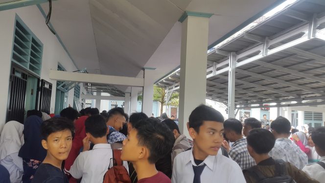 
 Foto Heri Maulana
Caption : Antrian siswa yang menunggu pelayanan PPDB secara online di SMAN 1 Kotabumi, Senin (17/6).