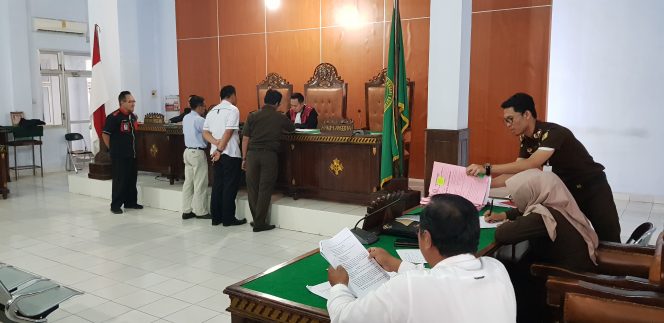 
 Foto Riduan 
Caption : PH Oman Abdurohman, M. Idran Fran, saat menyerahkan bukti tertulis berupa berkas kepada majelis hakim tunggal Imam Munandar, dalam sidang lanjutan pra peradilan salah tangkap, di PN Kotabumi, Rabu (12/6).
 