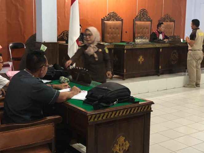 
 Foto IST
Caption : Suasana sidang pra peradilan dengan pemohon Oman Abdurahman, yang diwakili kuasa hukumnya M. Idran Fran, di PN Kotabumi, Selasa (11/6).