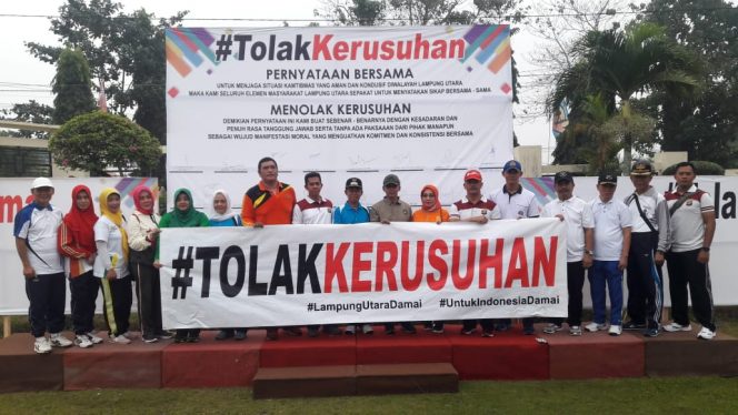 
 Foto : Ferdani
Caption : Kapolres Lampura AKBP Budiman Sulaksono bersama forkopimda saat menggelar deklarasi damai Menolak Kerusuhan, Minggu (23/6).