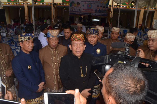 
 Foto cw9
Caption : Staf Ahli Gubernur Bidang Kemasyarakat dan SDM Provinsi Lampung, Hanibal didampingi Bupati Hi. Agung Ilmu Mangkunegara saat diwawancarai terkait berbagai persoalan yang sempat tertunda bayar.