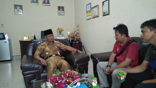 
 Foto cw9
Caption : Kepala Disdukcapil Lampura, Maspardan, saat diwawancarai wartawan terkait kosongnya blangko e-KTP, Selasa (11/6).
