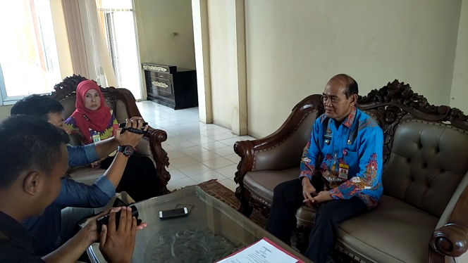 
 Foto cw9
Caption : Sekertaris dewan Kabupaten Lampura, adrie saat diwawancarai wartawan terkait persoalan uang honor kegiatan TKS yang belum dibayarkan.  