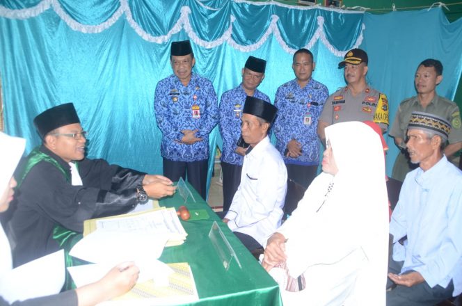 
 Foto IST 
Caption : Pj. Sekretaris Kabupaten Lampung Utara, Hi. Sofyan didampingi Kadisdukcapil Maspardan, saat menyaksikan prosesi sidang isbat nikah massal, yang digelar di Kecamatan Muara Sungkai, Rabu (17/7).