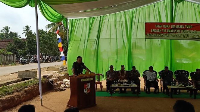 
 Foto IST 
Caption : Ketua Tim Wasev TMMD 105, Brigrjend TNI Amalsyah Tarmizi, saat menyampaikan sambutannya saat hadir di lokasi TMMD Desa Batunangkop, Kecamatan Sungkai Tengah, Sabtu (20/7). 

