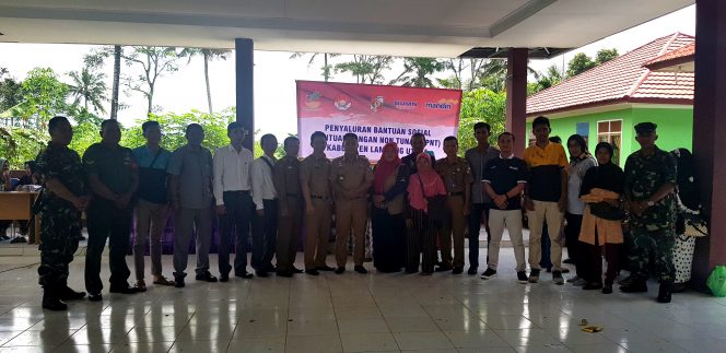 
 Foto Riduan 
Caption : Camat Abung Tengah Mulyadi, S.STP, saat berpose bersama pendamping dan penerima BPNT, serta jajaran perbankan, disela pembagian KKS di Kecamatan Setempat, Senin (8/7).
