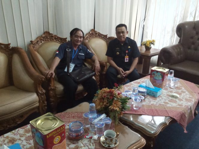 
 2. (insert) Sofyan Pj.Sekretaris Daerah Kabupaten Lampura (kanan) saat memberikan keterangan sehubungan dengan rencana pinjaman pada Bank Jabar, diruang kerjanya, Selasa (9/7)
