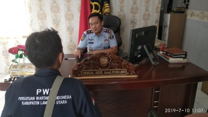 
 Caption foto : Kepala Rutan kelas IIB Kotabumi Denial Arief Amd., IP., SH., MH, saat memberikan keterangan kepada radar Kotabumi,  diruang kerjanya, Rabu (10/07).  
